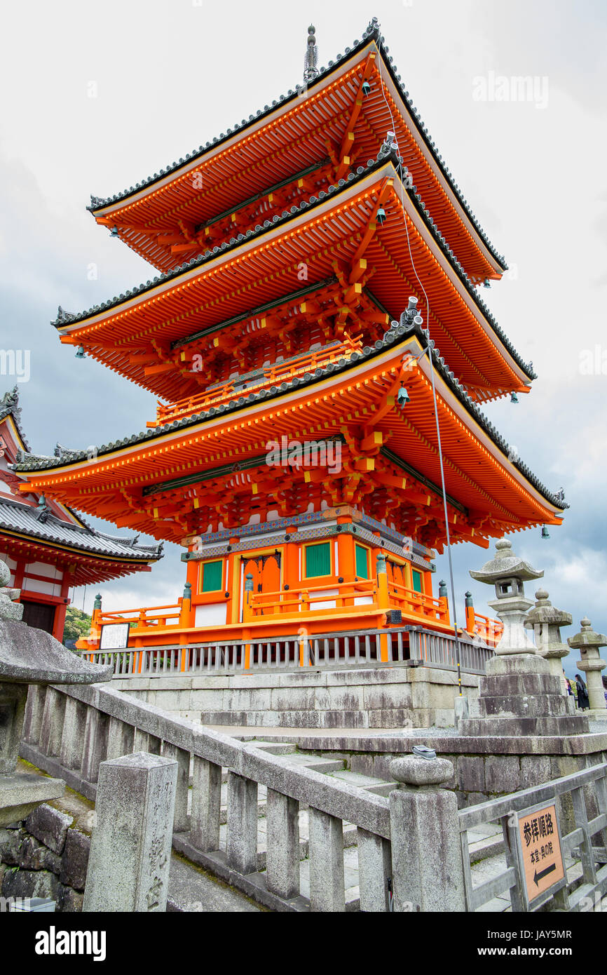À la pagode du temple Kiyomizu-dera au printemps. Banque D'Images