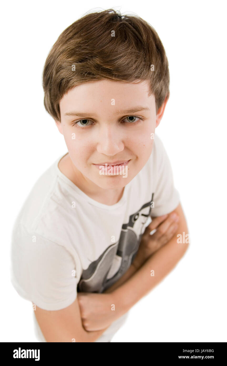 Oberkörper-Porträt eines jungen adolescents männlichen T-Shirt im verschränkten Armen vor und weissen Hintergrund dans Die Kamera lächelnd aus erhöhter Ansicht Banque D'Images