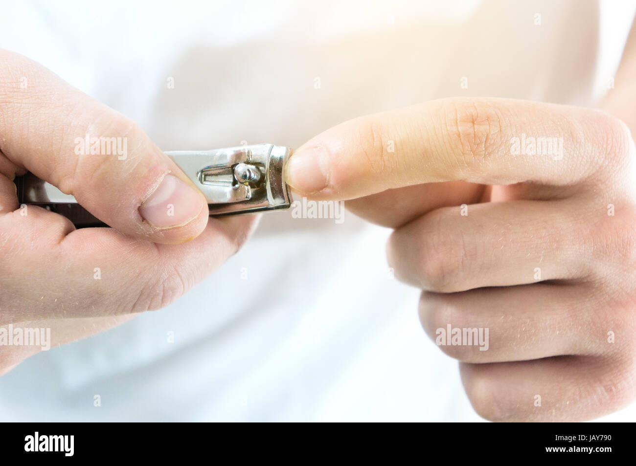 Se couper la peau avec un coupe ongle Banque de photographies et d’images à haute résolution Alamy