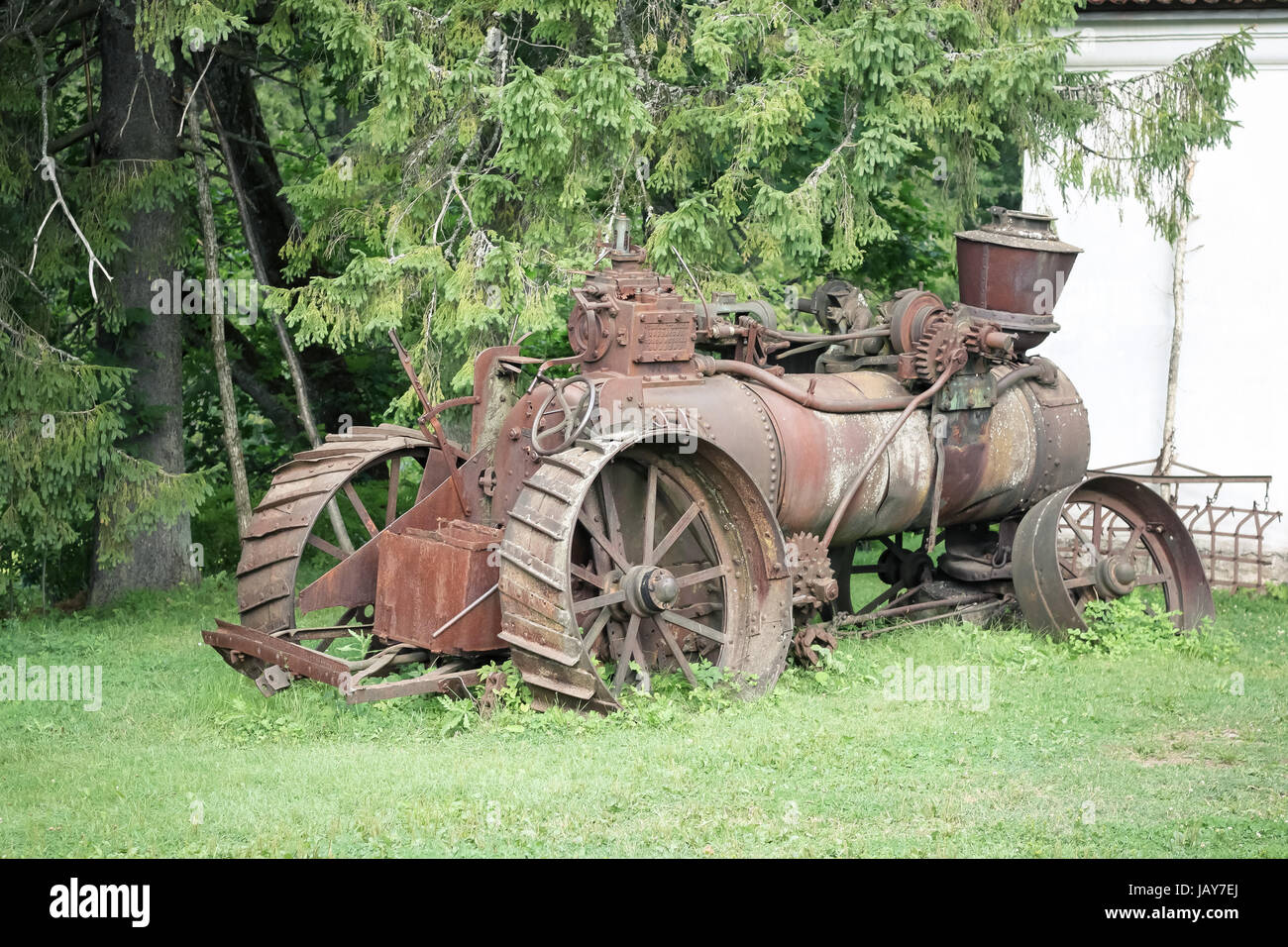 Tracteur agricole Old rusty near barn Banque D'Images