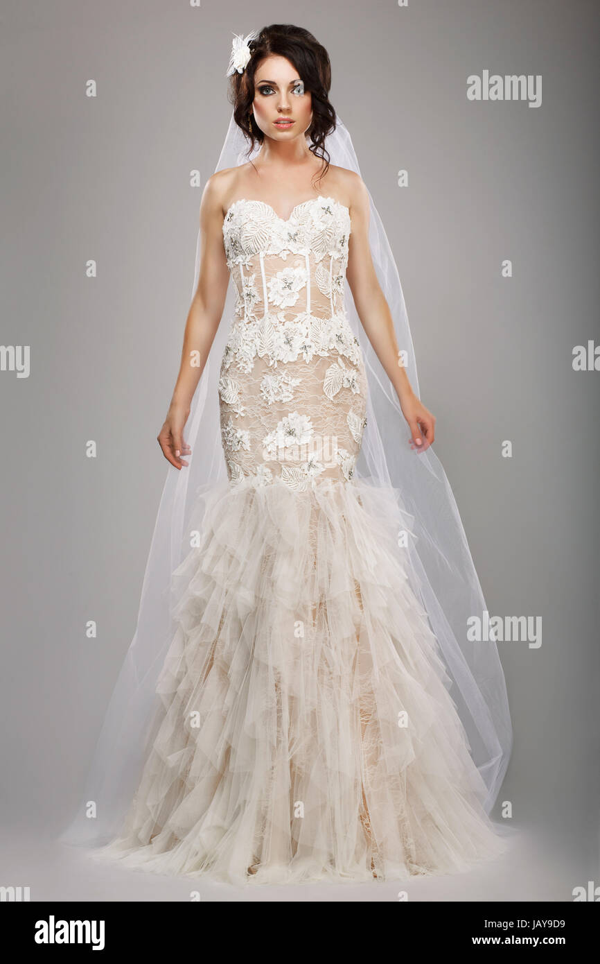 Modele de mode mariee chic en robe de mariage longue et voile Photo Stock Alamy