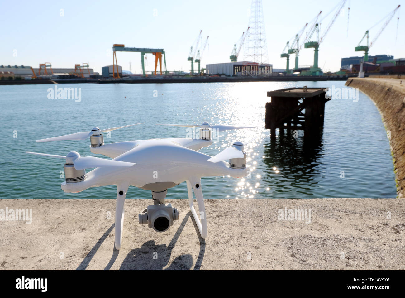 Séjour Drone sur des blocs de ciment pour la protection de port et prêt à voler Banque D'Images