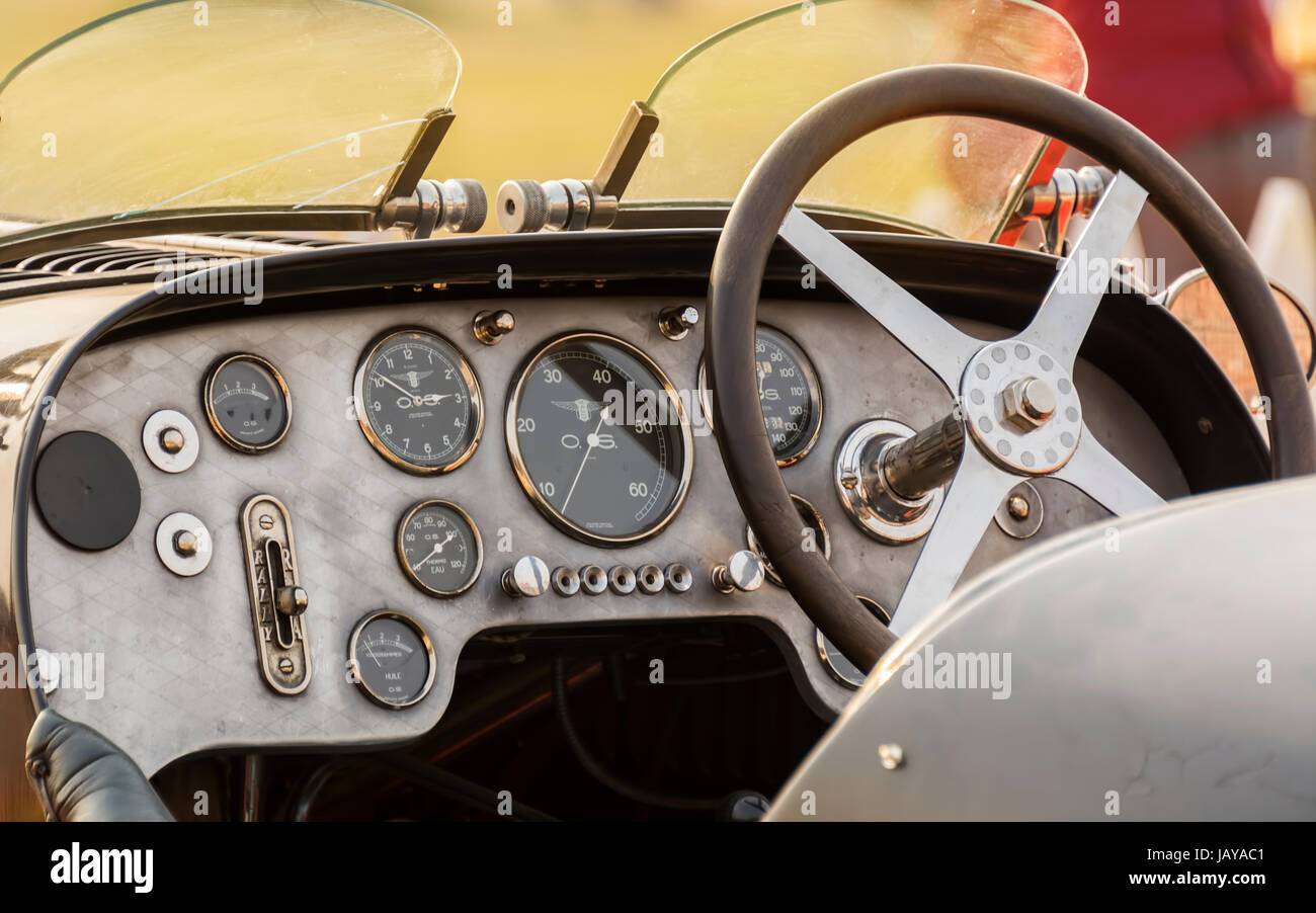 New Delhi, Inde - 6 Février 2016 : Cabine / tableau de bord d'une voiture de sport vintage retro Bugatti sur l'affichage à la salve de 21 voiture Vintage International Banque D'Images