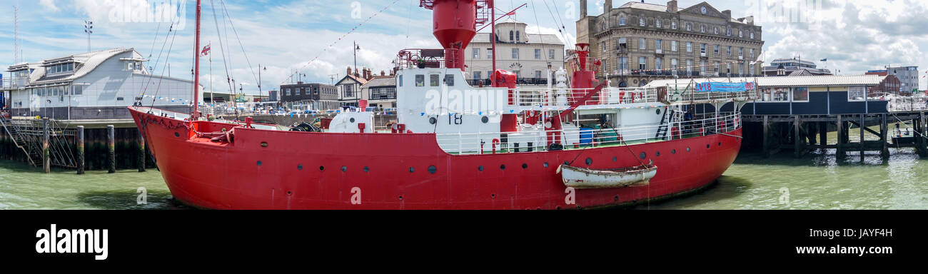Panoranic raison de LV18, dernier bateau-phare habité, de la jetée et de l'ancien hôtel Great Eastern Hotel et Hapenny Pier, Harwich Angleterre Essex Banque D'Images