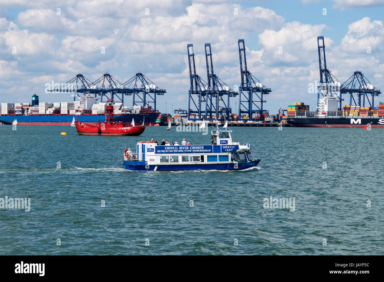Orwell 'Lady', bateau croisière touristique et Felixstowe port à conteneurs, vu de Harwich Angleterre Essex Banque D'Images