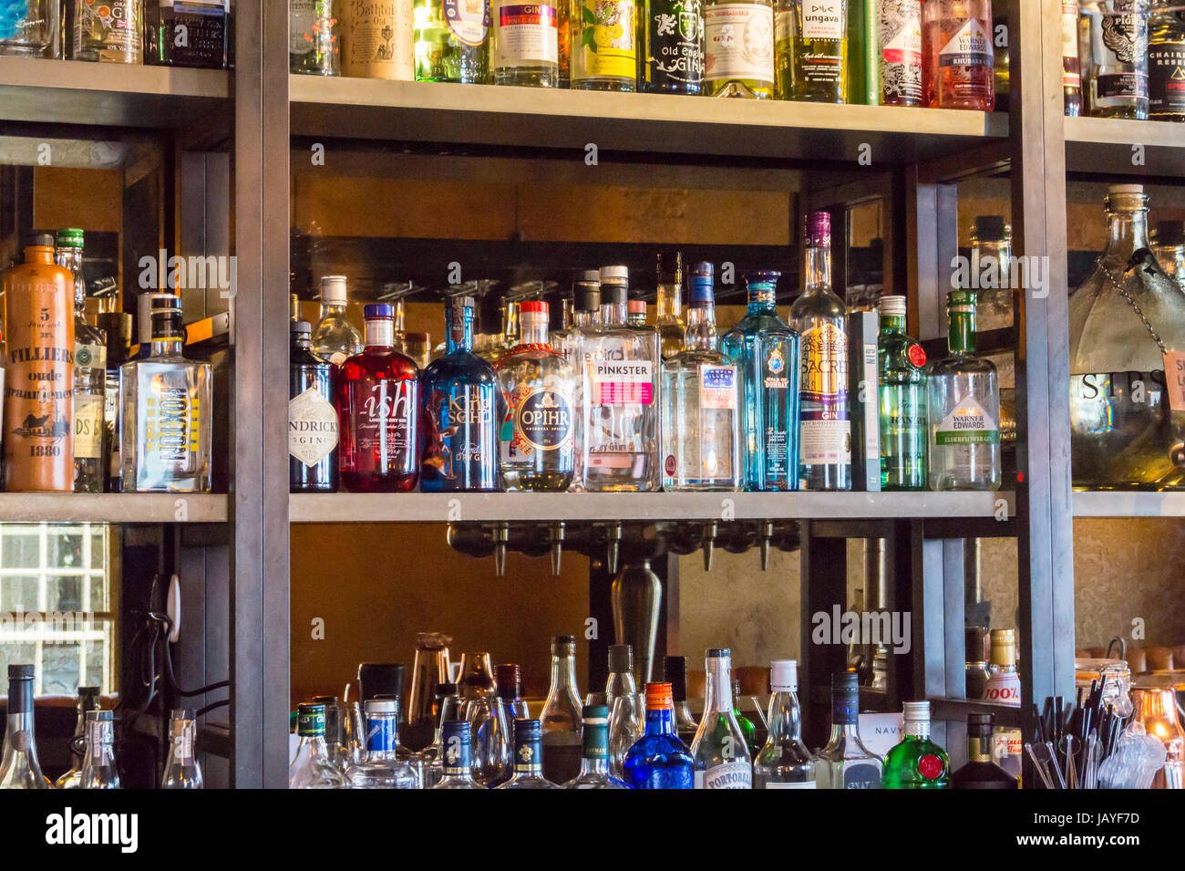 Pier Hotel Navyard bar bibliothèque gin, Harwich Angleterre Essex Banque D'Images