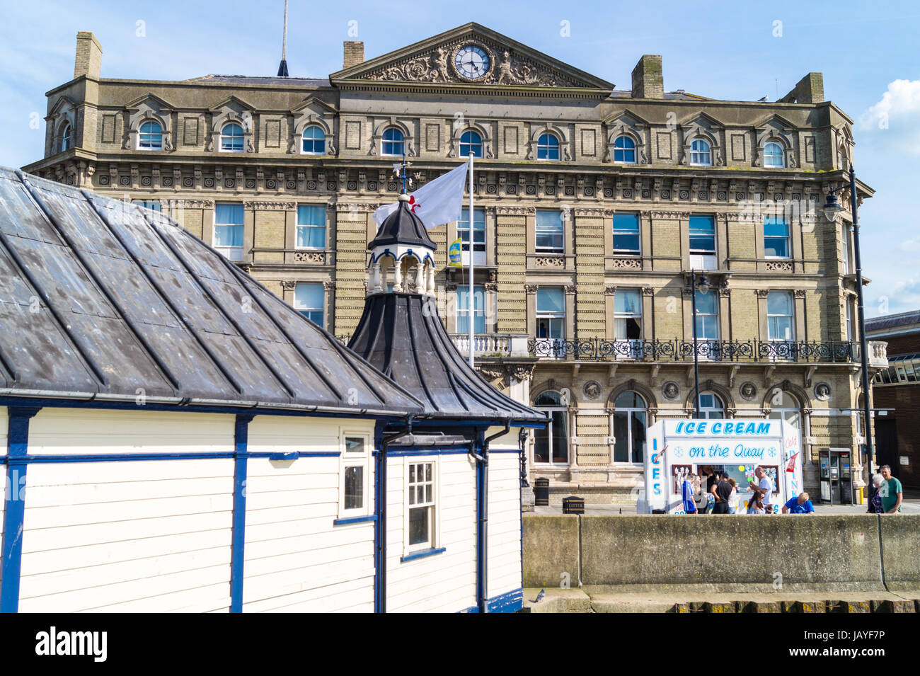 L'ancien Grand Hôtel de l'Est, 1864, maintenant des bureaux et appartements, vue depuis la jetée de Hapenny Harwich, Angleterre Essex Banque D'Images