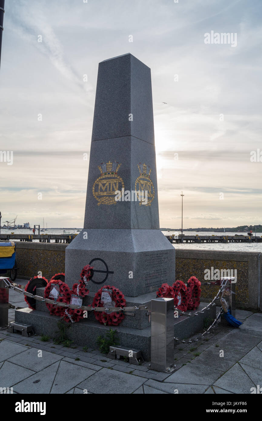 Mémorial de la marine marchande, placés par l'Association de la marine marchande, 2006, Harwich Angleterre Essex Banque D'Images