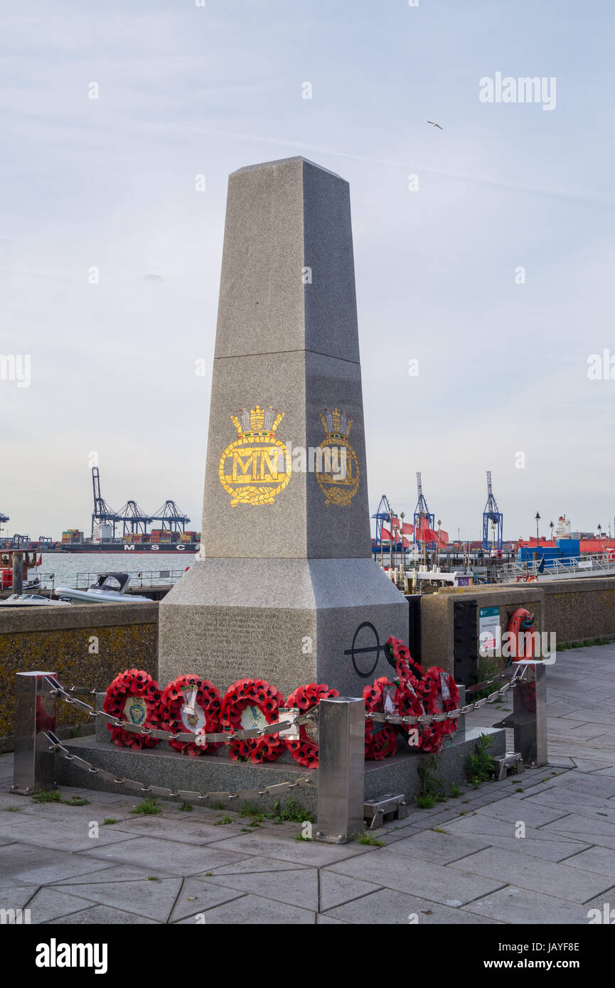 Mémorial de la marine marchande, placés par l'Association de la marine marchande, 2006, Harwich Angleterre Essex Banque D'Images