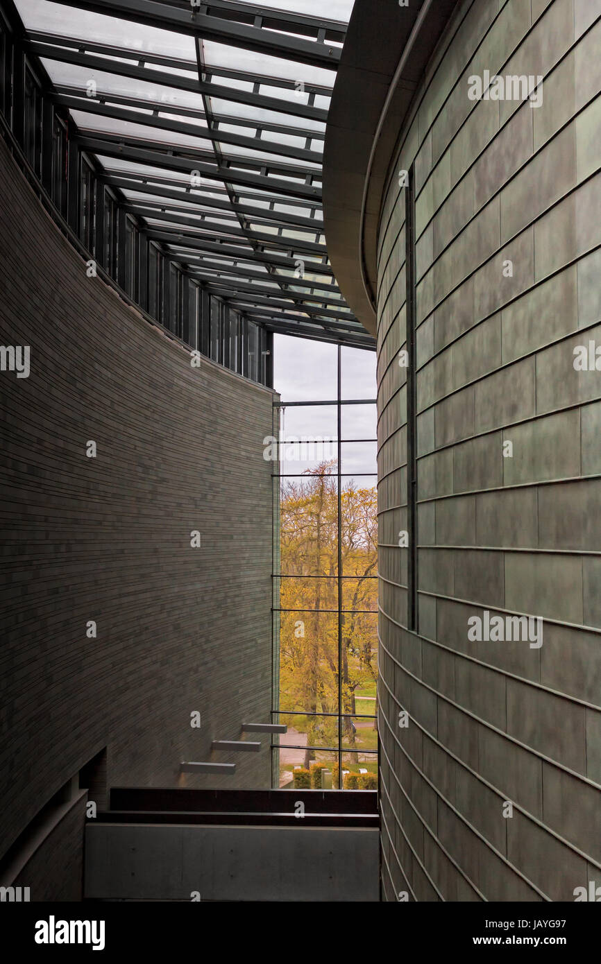 Une vue de la musée d'art Kumu à Tallinn, Estonie. Le bâtiment est très moderne, mais il est situé dans l'ancien parc Kadriorg. Banque D'Images