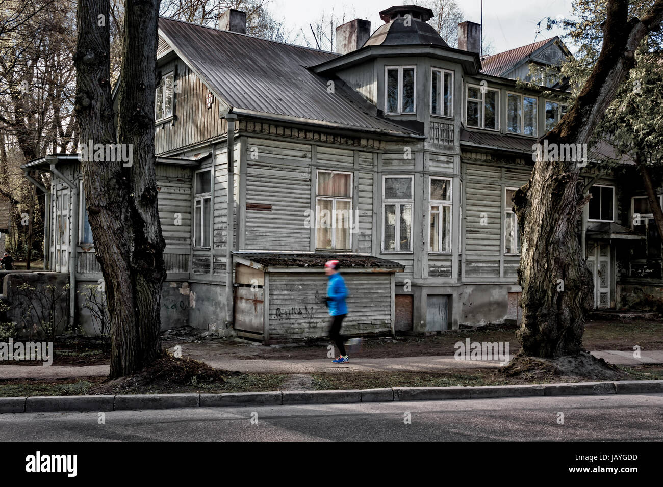 Un jogger passé en courant d'un ancien bâtiment à la zone de Kadriorg à Tallinn, Estonie. C'est un exemple des contrastes dans la capitale de l'Estonie. Banque D'Images