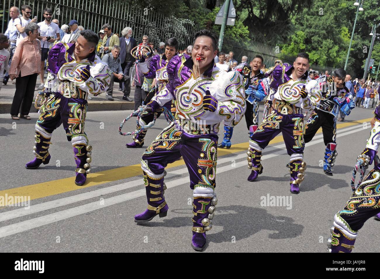 Milan, 20 mai 2017, 'Ensemble sans murs' démonstration pour l'accueil et l'intégration des peuples migrants ; représentant de la communauté péruvienne Banque D'Images