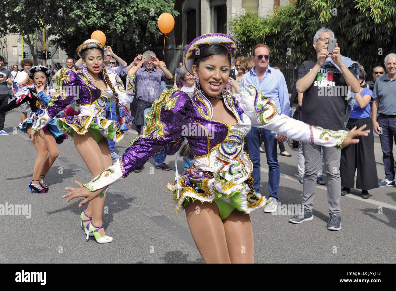Milan, 20 mai 2017, 'Ensemble sans murs' démonstration pour l'accueil et l'intégration des peuples migrants ; représentant de la communauté péruvienne Banque D'Images