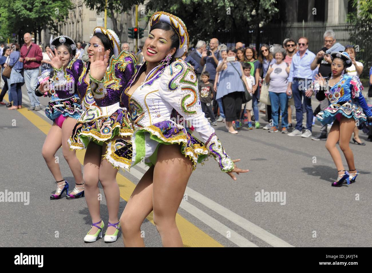 Milan, 20 mai 2017, 'Ensemble sans murs' démonstration pour l'accueil et l'intégration des peuples migrants ; représentant de la communauté péruvienne Banque D'Images