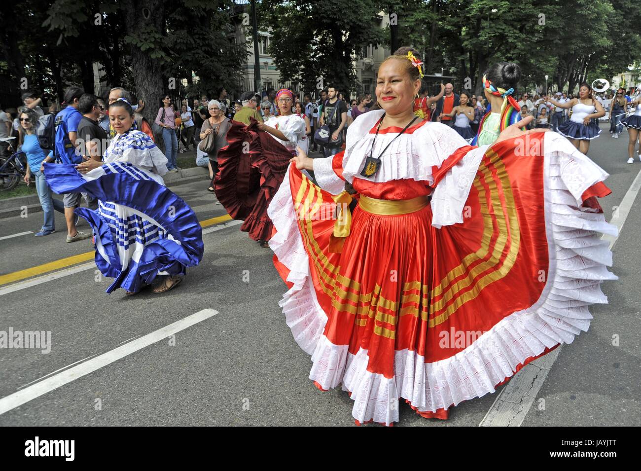 Milan, 20 mai 2017, 'Ensemble sans murs' démonstration pour l'accueil et l'intégration des peuples migrants ; représentant de la communauté salvadorienne Banque D'Images