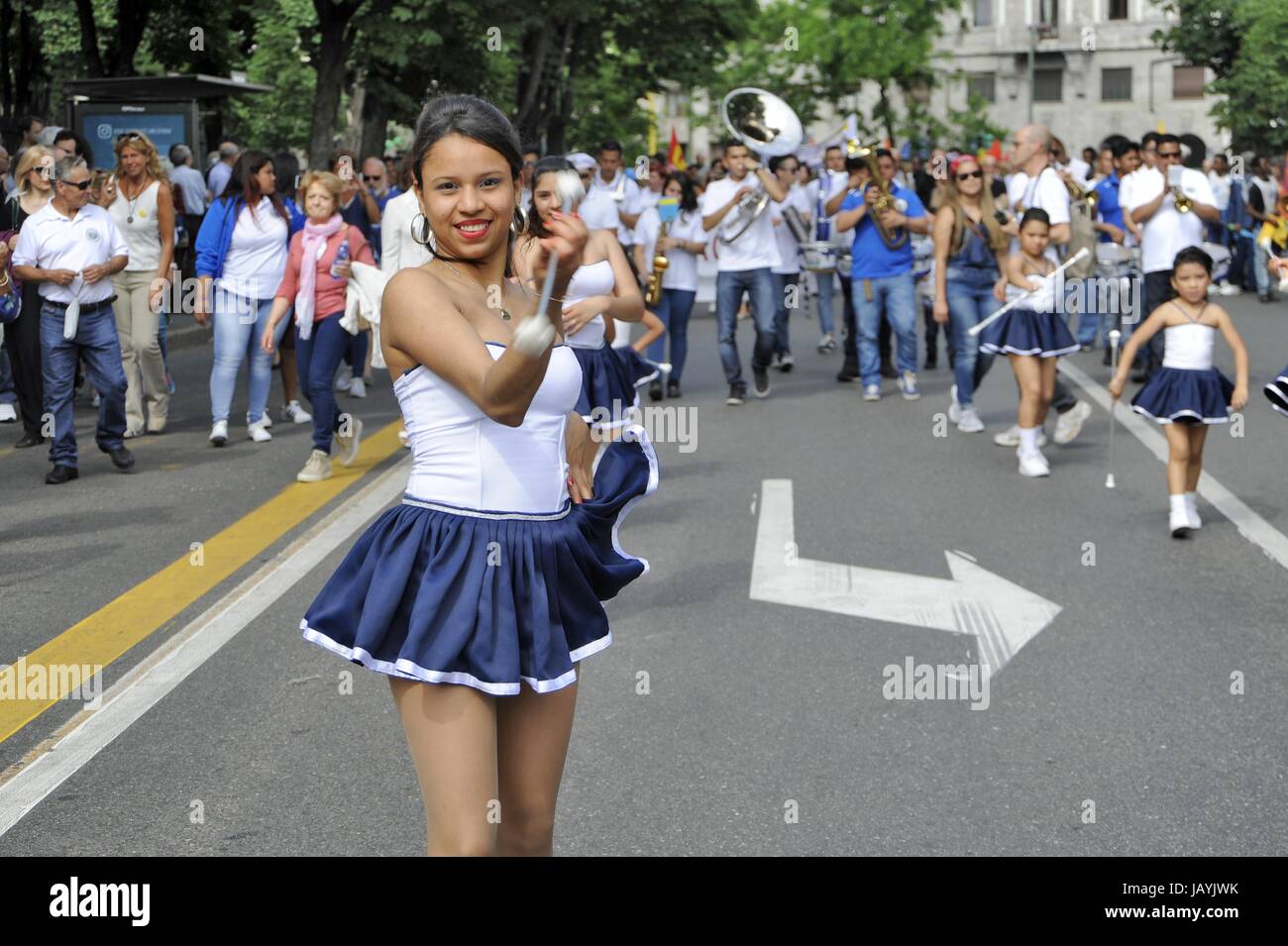 Milan, 20 mai 2017, 'Ensemble sans murs' démonstration pour l'accueil et l'intégration des peuples migrants ; représentant de la communauté salvadorienne Banque D'Images
