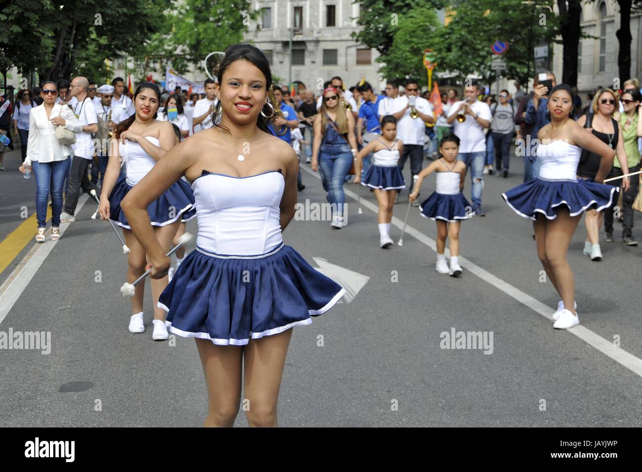 Milan, 20 mai 2017, 'Ensemble sans murs' démonstration pour l'accueil et l'intégration des peuples migrants ; représentant de la communauté salvadorienne Banque D'Images