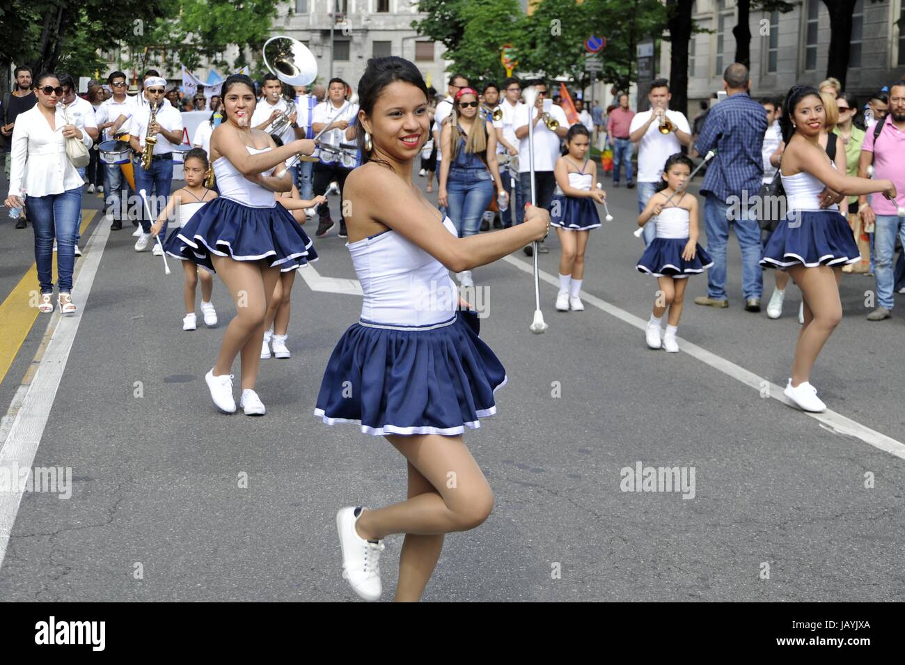 Milan, 20 mai 2017, 'Ensemble sans murs' démonstration pour l'accueil et l'intégration des peuples migrants ; représentant de la communauté salvadorienne Banque D'Images