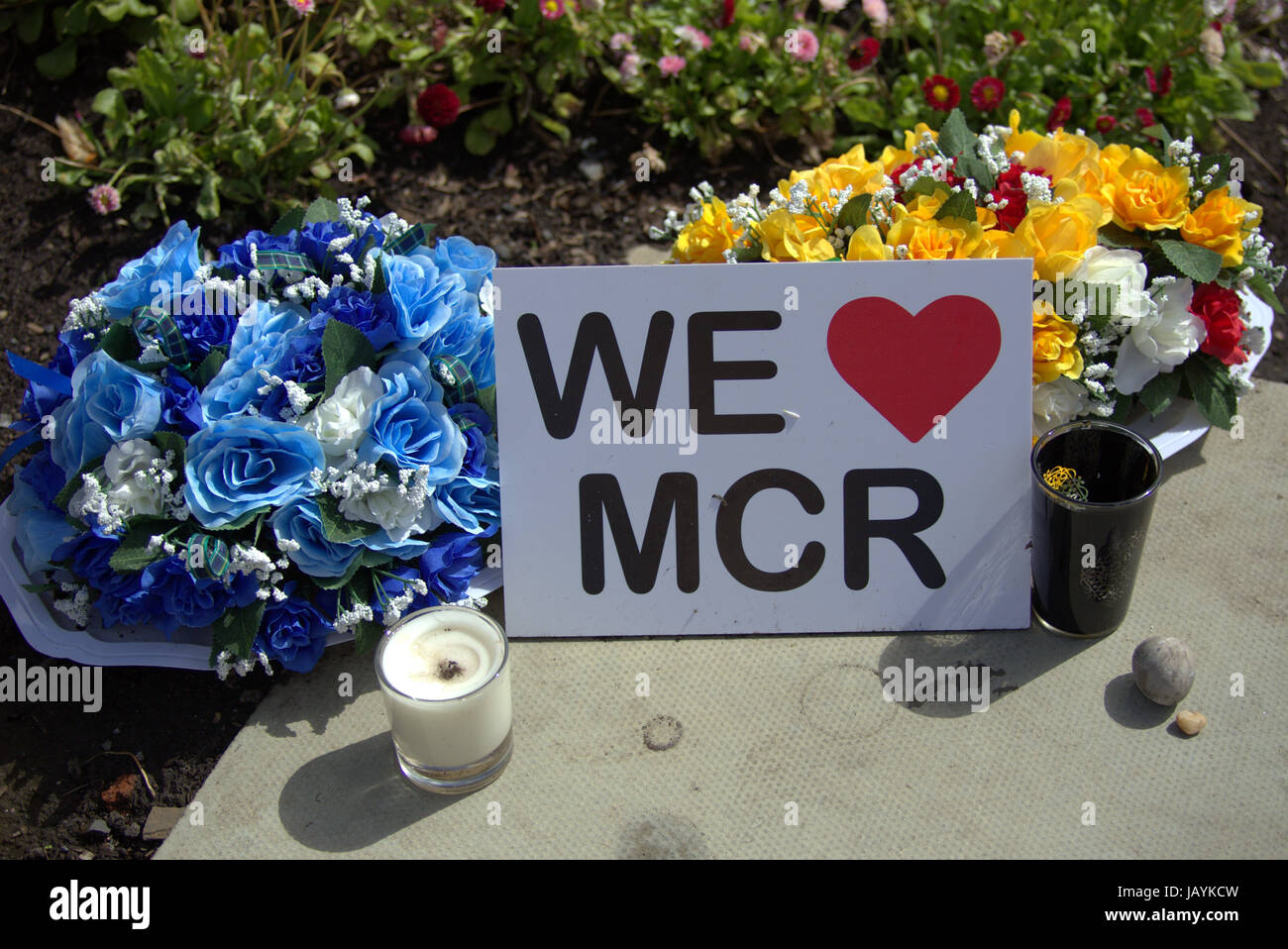 Nous aimons les fleurs hommage Manchester signer George Square Glasgow Banque D'Images