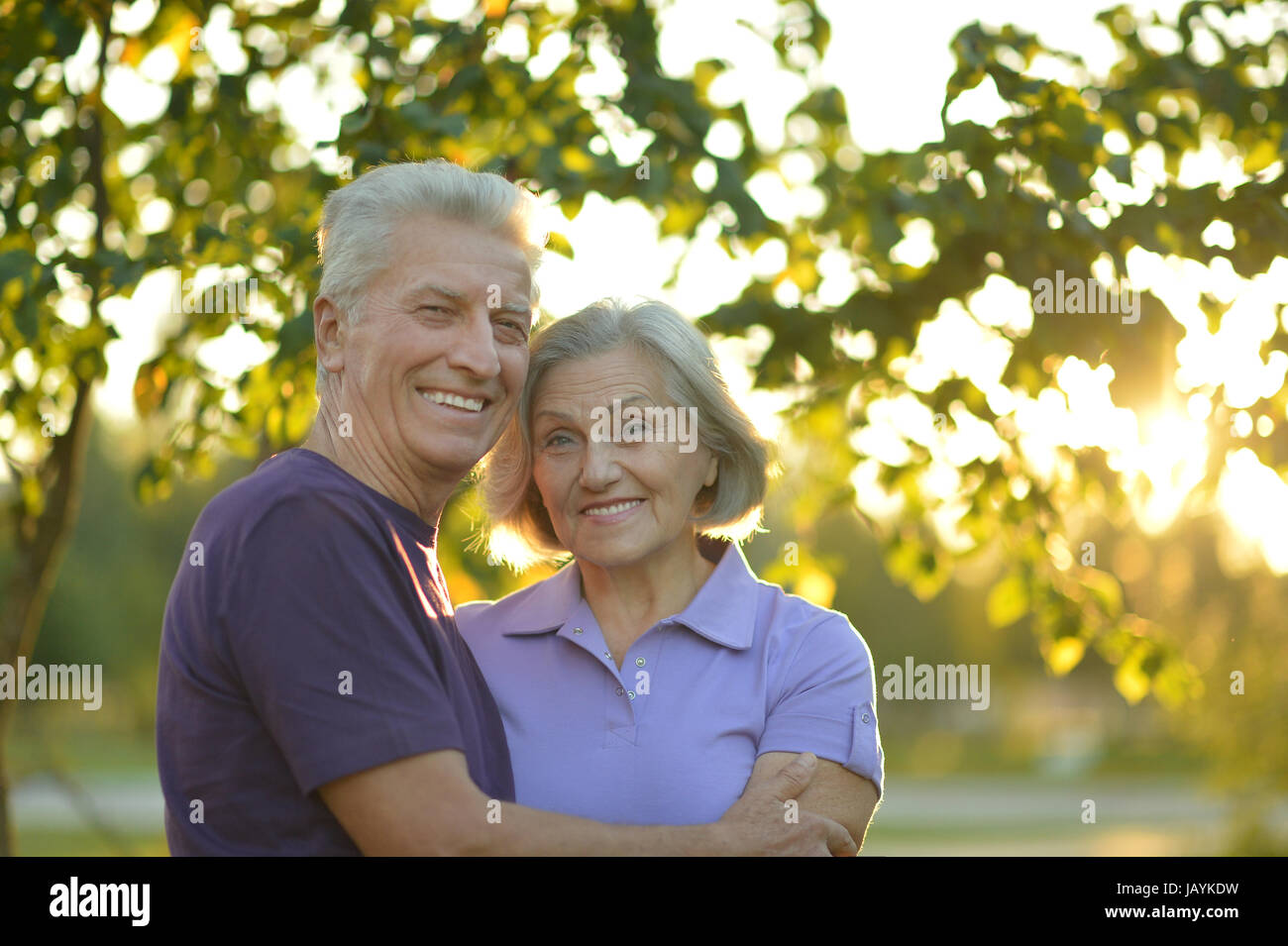 Senior couple hugging Banque D'Images