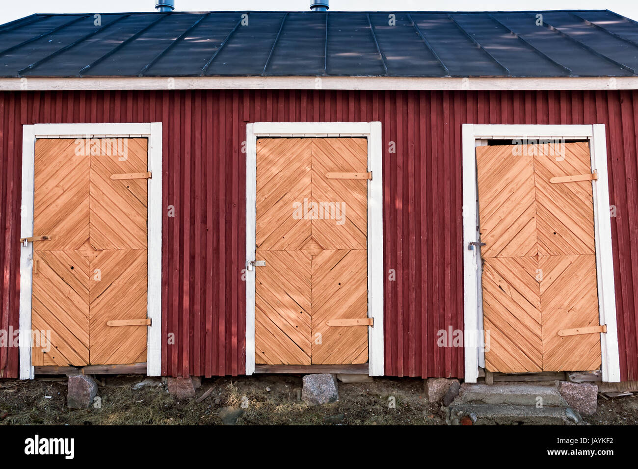 Trois portes d'un vieux bâtiment en bois à la forteresse de Lappeenranta, Finlande. La zone est pleine de vieux bâtiments et des détails de ce type. Banque D'Images