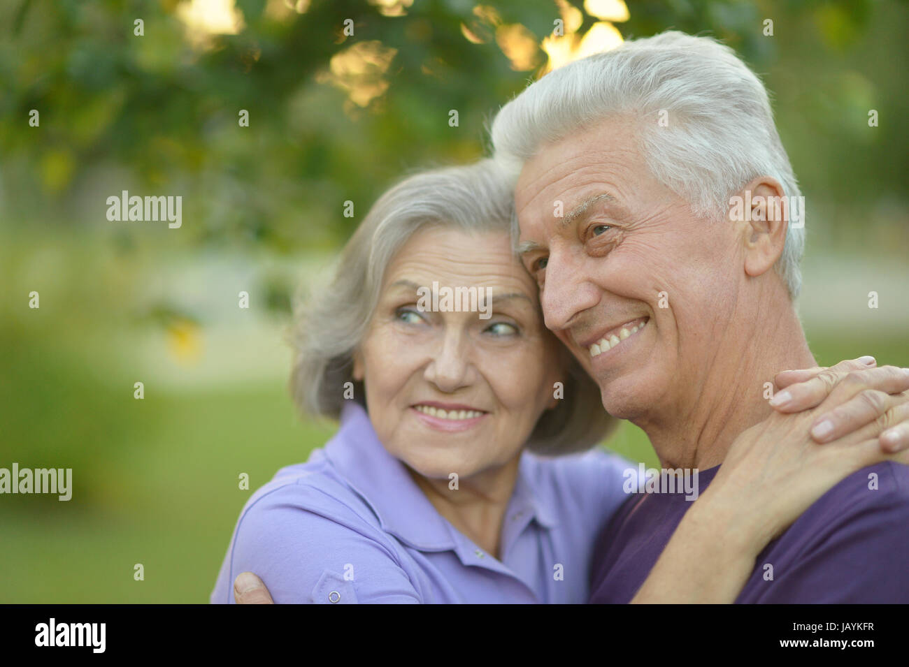 Repos senior couple outdoors Banque D'Images