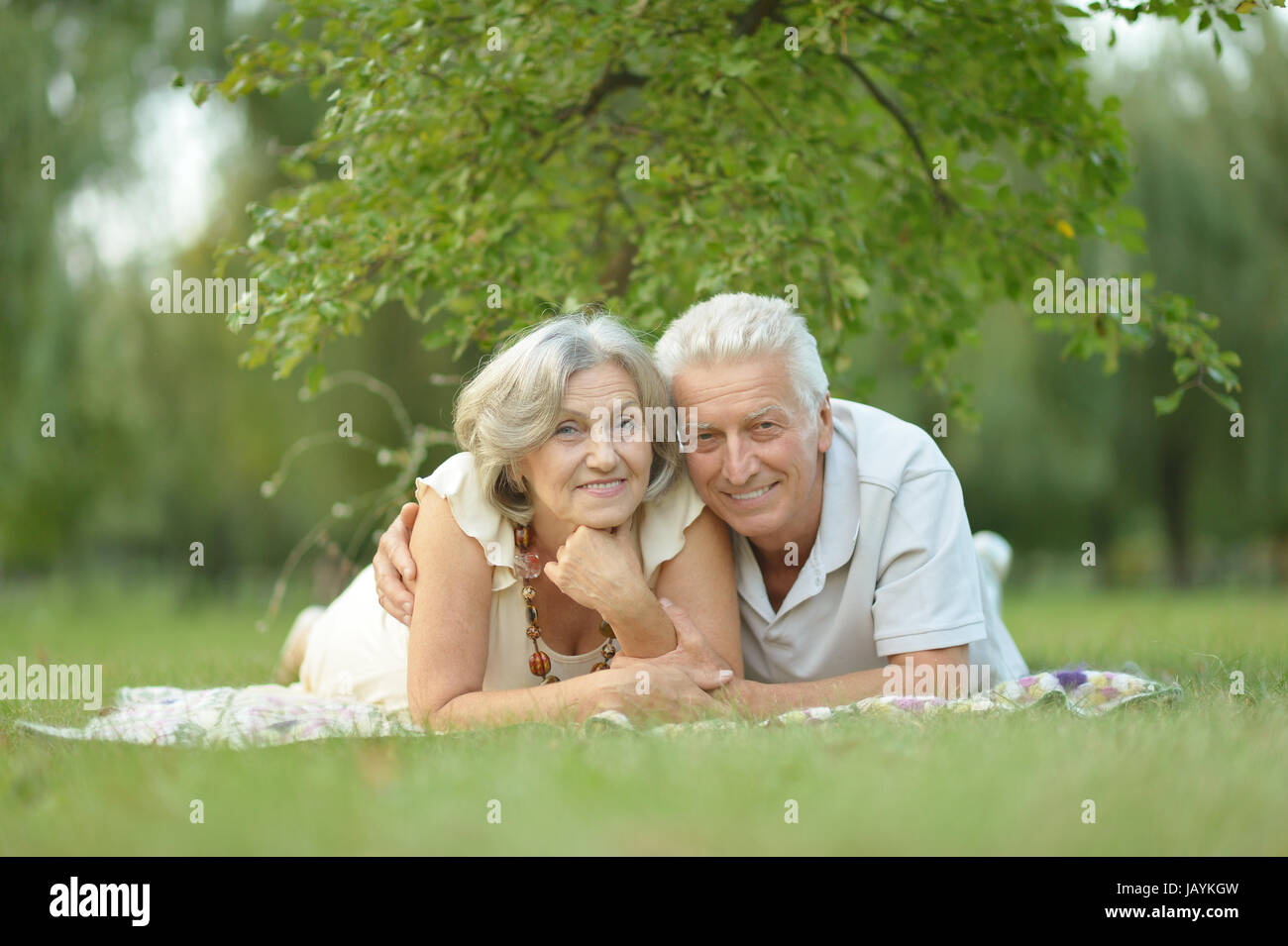 Repos senior couple outdoors Banque D'Images