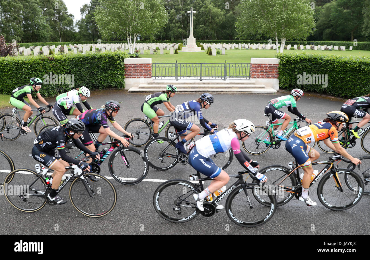 Les cavaliers passent devant le cimetière militaire de Cannock Chase lors de la deuxième étape du Women's Tour of Britain, de Stoke-on-Trent au Staffordshire.APPUYEZ SUR ASSOCIATION photo.Date de la photo: Jeudi 8 juin 2017.Découvrez PA Story Cycling Womens Tour.Le crédit photo devrait se lire comme suit : Simon Cooper/PA Wire Banque D'Images