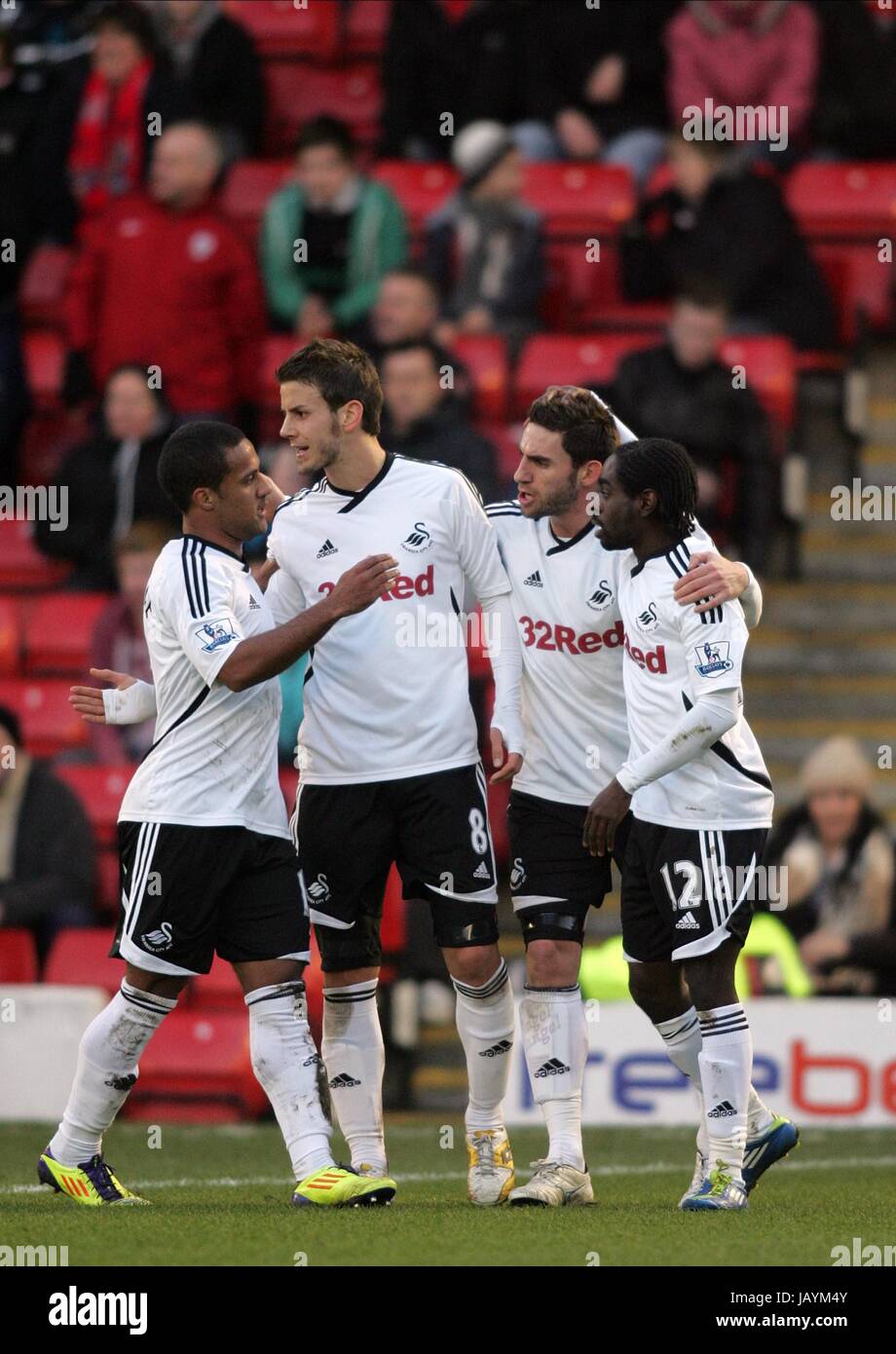 WAYNE ROUTLEDGE ANDREA ORLAND FA Cup 3RD RD RD RD 3FA CUP BARNSLEY V CYGNES OAKWELL STADIUM BARNSLEY ENGLAND 07 Janvier 2012 Banque D'Images