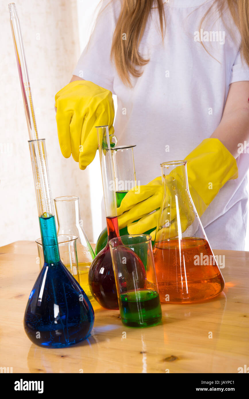 Les enfants de l'école de faire des expériences scientifiques sur la chimie Banque D'Images
