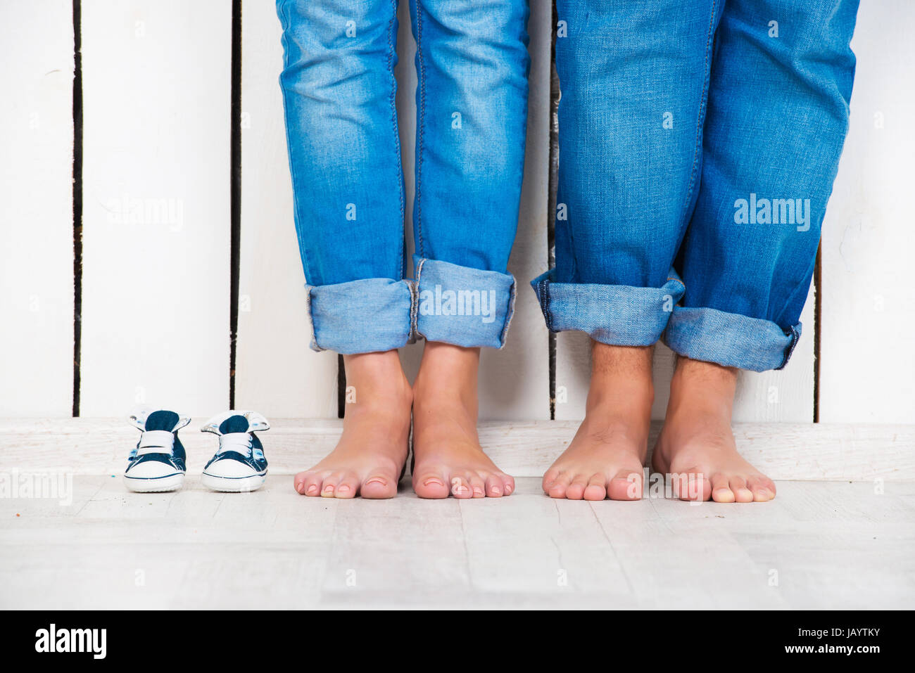 En Attente De Bebe Femme Enceinte Grossesse Maternite Famille Heureuse Papa Maman Et Du Bebe Chaussons Air De Famille Photo Stock Alamy