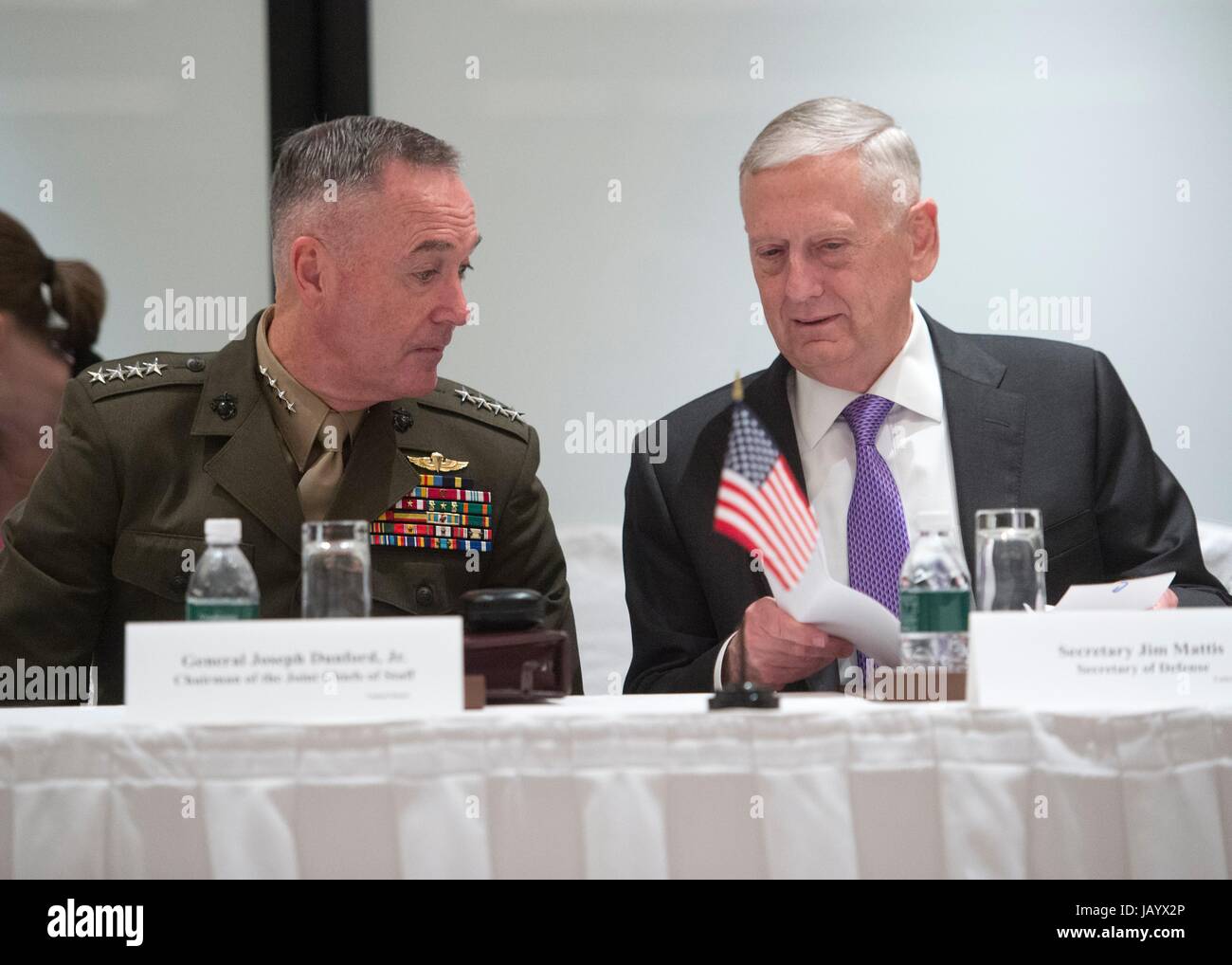 Le secrétaire américain à la défense, Jim Mattis, droite, bavarde avec le chef de l'état-major général Joseph Dunford lors d'une séance de la sommet du dialogue Shangri-La, le 3 juin 2017 à Singapour. Le dialogue Shangri-La est un sommet de la défense axée sur l'Asie. Banque D'Images