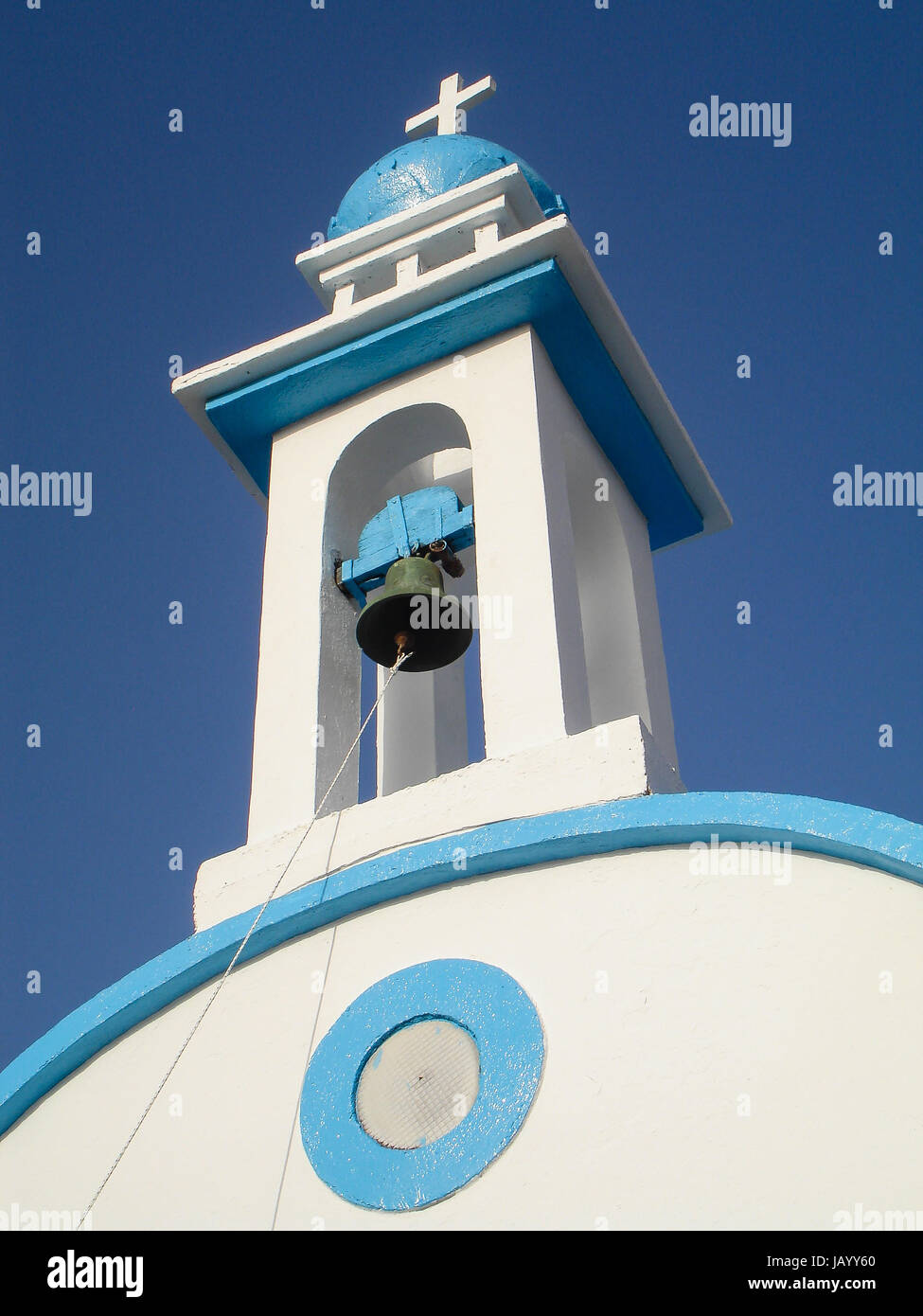 Des détails architecturaux d'un clocher d'une église orthodoxe catholique en Grèce. parfaitement ciel bleu. ciel est correspondance des couleurs avec la peinture de l'église. Banque D'Images