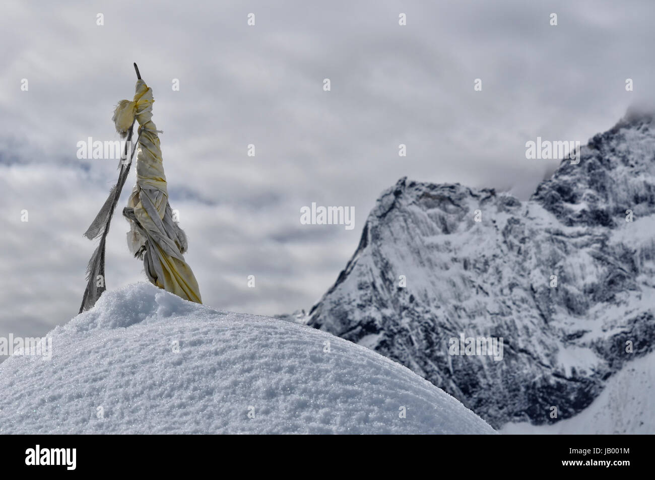 Verblasste eingeschneite Gebetsfahne und Banque D'Images