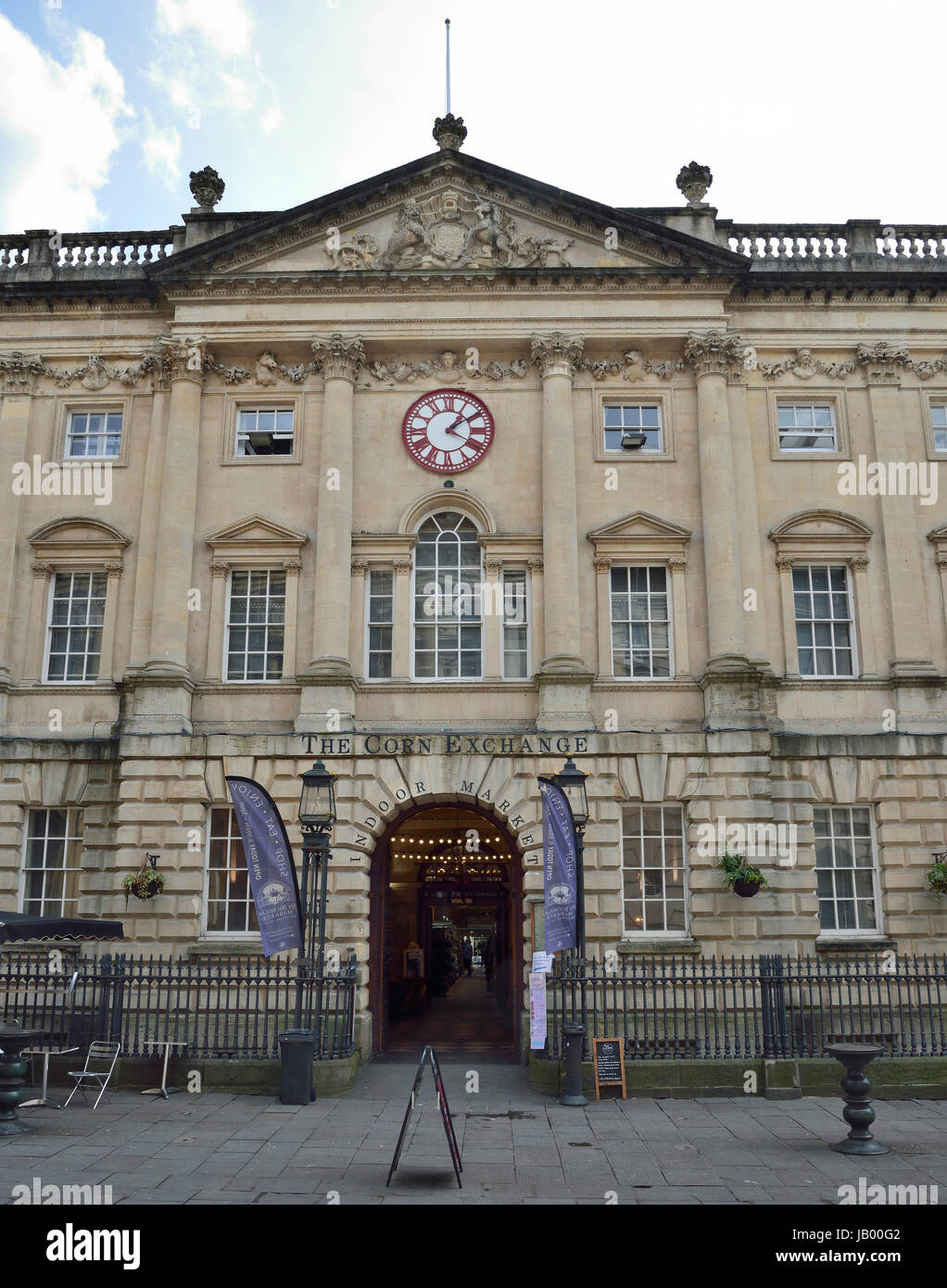 The Corn Exchange, le maïs Street, Bristol bâtiment classé terminé 1743 l'horloge a deux minutes montrant GWT et temps de Bristol Banque D'Images