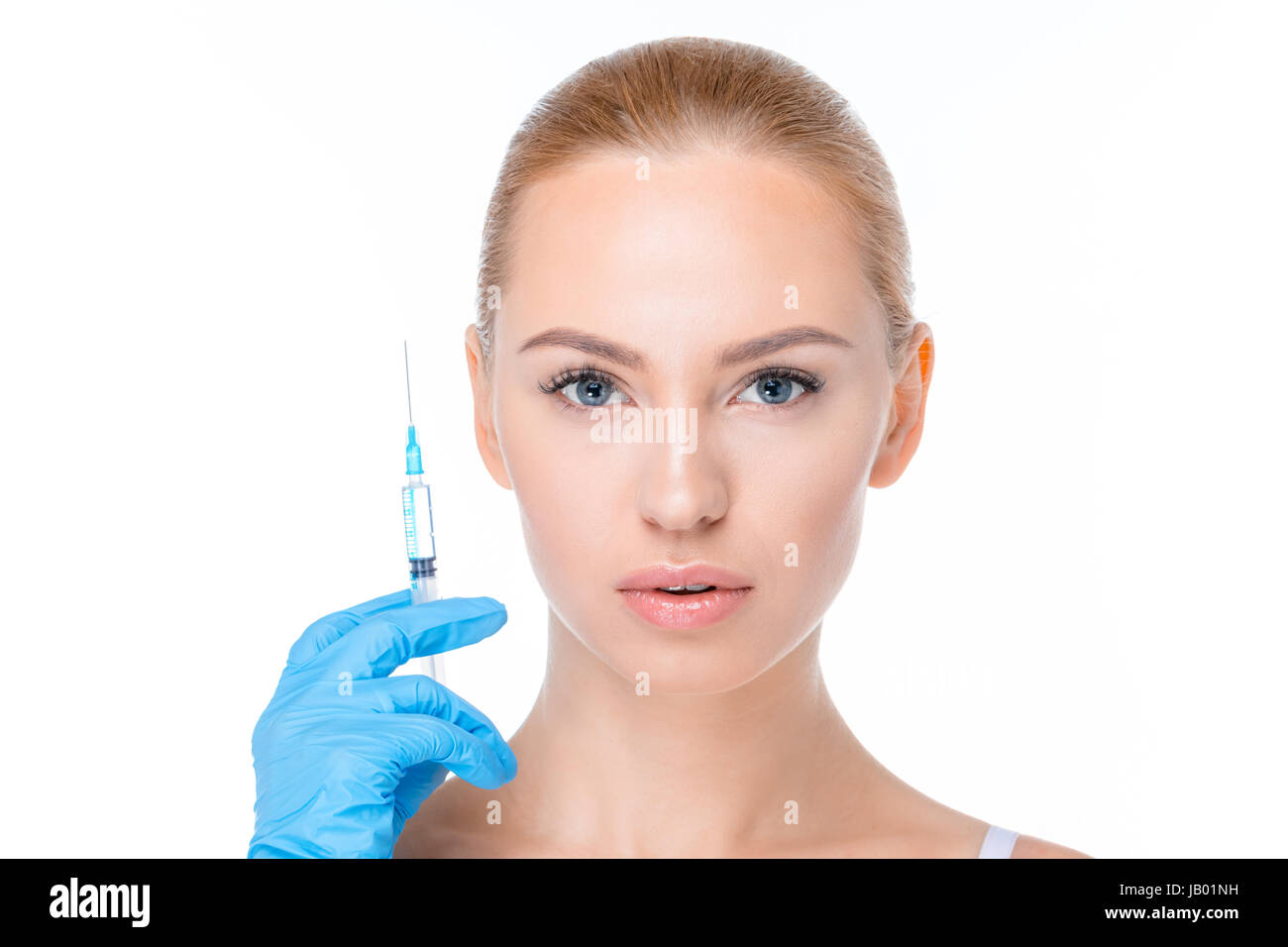 Portrait de femme avec seringue pour injection dans la main à la recherche d'appareil photo sur white Banque D'Images