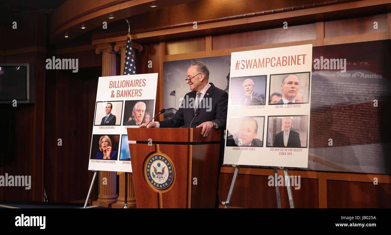 Chef de la minorité du Sénat américain Chuck Schumer de New York lors d'une conférence de presse à la veille de l'inauguration de l'atout de Donald sur la colline du Capitole, le 19 janvier 2017 à Washington, DC. Banque D'Images