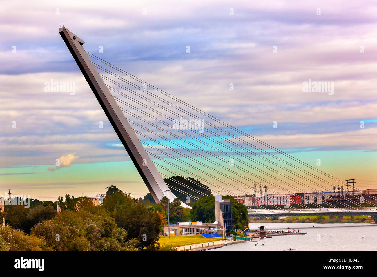 Pont Puente de Alamillo Alamillo River Guadalquivr Matin Cityscape Séville Andalousie Espagne. Conçue par Santiago Calatrava pour Expo 92. Banque D'Images