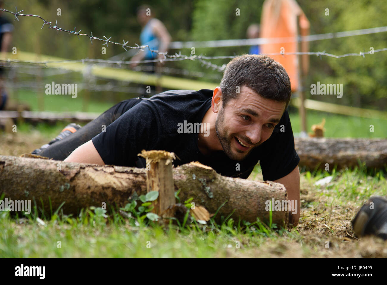 SILICHI/BELARUS - 7 mai 2017 : Un partisipant surmonte un obstace de barbelés pendant la course des bisons, un cours d'obstacles, course helt le 7 mai en Silichi, être Banque D'Images