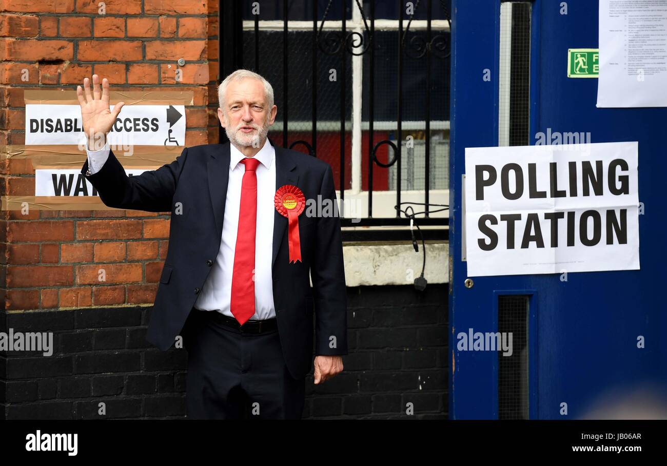 Islington, Londres, Royaume-Uni. 8 juin, 2017. Jeremy Corbyn arrive pour voter au bureau de vote de l'école primaire Pakeman dans Islington Crédit : Finnbarr Webster/Alamy Live News Banque D'Images