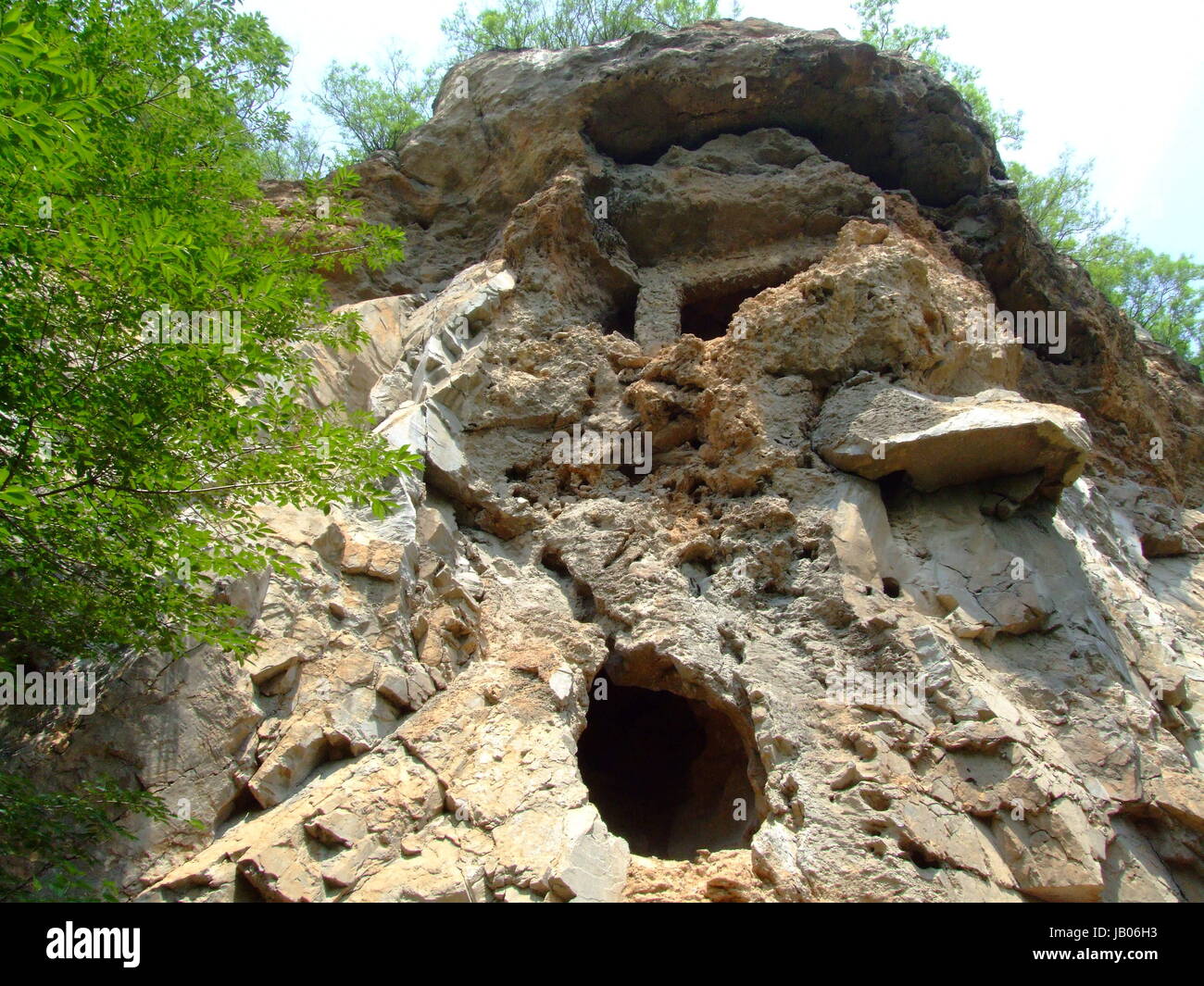 Beijing, Beijing, Chine. 8 juin, 2017. Beijing, Chine - Juin 2017 8 Éditorial : (UTILISER SEULEMENT. Chine OUT) .Zhoukoudian, également connu sous le nom de Choukoutien, est un système de grottes, à Beijing, en Chine. Il a donné de nombreuses découvertes archéologiques, y compris l'un des premiers spécimens de l'Homo erectus, appelé Homme de Pékin, et d'une amende d'assemblage les os de la hyène Pachycrocuta brevirostris gigantesque. Crédit : SIPA Asie/ZUMA/Alamy Fil Live News Banque D'Images