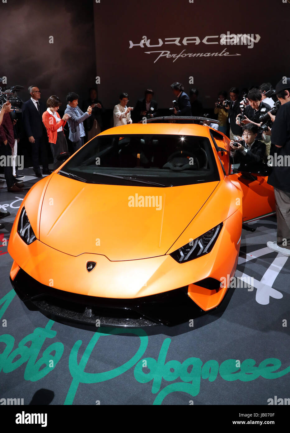 Tokyo, Japon. 8 juin, 2017. Supercar italienne bouilloire Lamborghini affiche la nouvelle Lamborghini Ouragan performante à Tokyo, le jeudi 8 juin, 2017. Le nouvel ouragan Lanborghini performante a 5.2-moteur V10 de la litière et a marqué un nouveau record du tour en voiture de production de 6 minutes 52,01 secondes au circuit du Nürburgring en Allemagne. Credit : Yoshio Tsunoda/AFLO/Alamy Live News Banque D'Images
