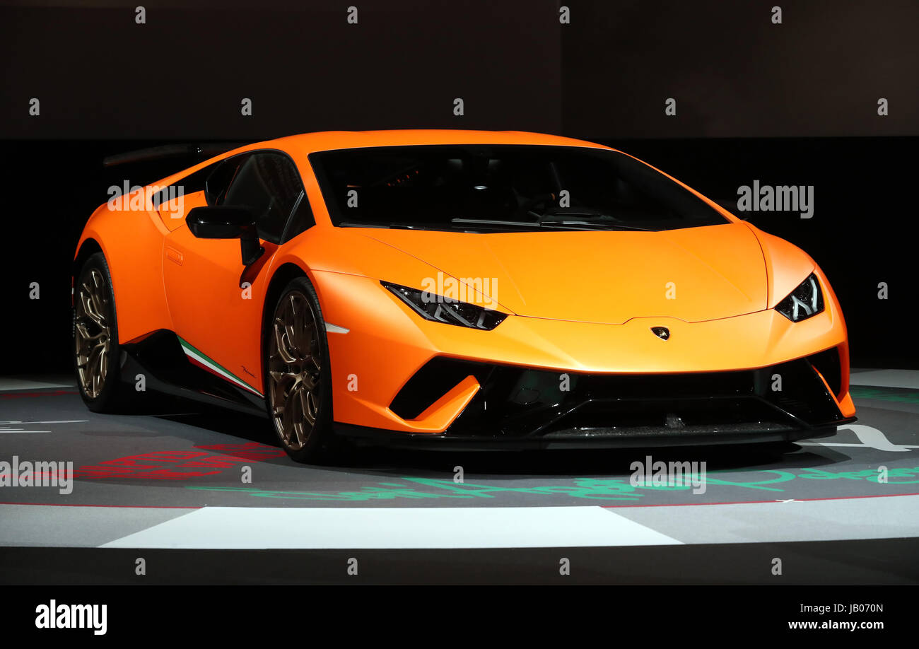 Tokyo, Japon. 8 juin, 2017. Supercar italienne bouilloire Lamborghini affiche la nouvelle Lamborghini Ouragan performante à Tokyo, le jeudi 8 juin, 2017. Le nouvel ouragan Lanborghini performante a 5.2-moteur V10 de la litière et a marqué un nouveau record du tour en voiture de production de 6 minutes 52,01 secondes au circuit du Nürburgring en Allemagne. Credit : Yoshio Tsunoda/AFLO/Alamy Live News Banque D'Images