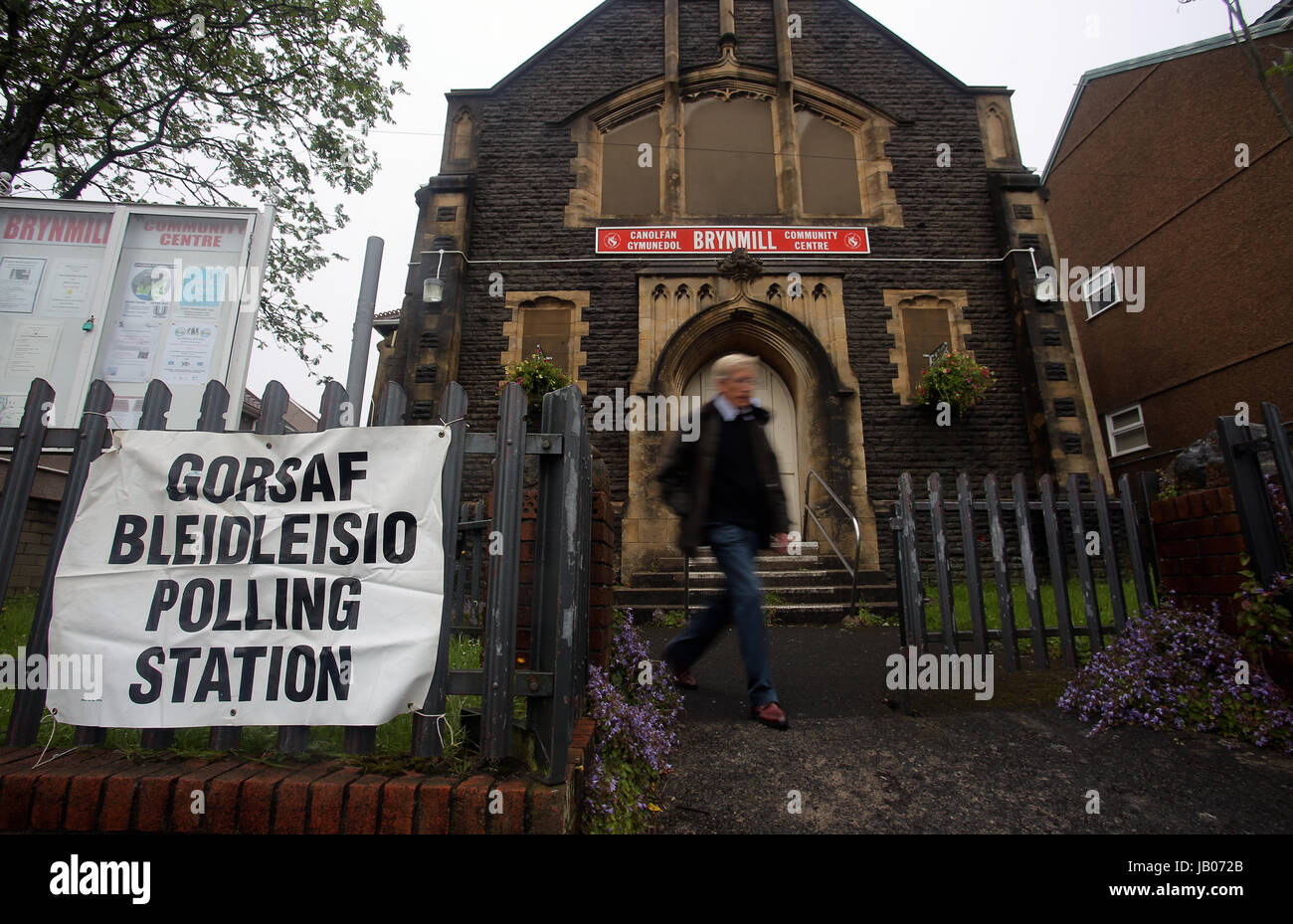 Swansea, Royaume-Uni. Le 08 juin, 2017. Swansea, Royaume-Uni. Jeudi 08 Juin 2017 Un homme quitte le bureau de vote à Brynmill Community Centre de Swansea Royaume-uni les élections générales 2017 : Crédit D Legakis/Alamy Live News Banque D'Images