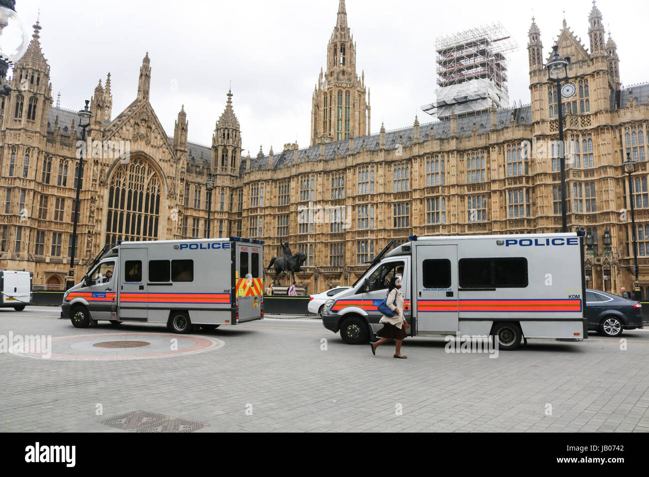 Londres, Royaume-Uni. 8 juin, 2017. Cars de police stationnés devant les Chambres du Parlement le jour de l'élection à la lumière des récents événements terroristes sin Manchester et Londres que le public britannique se rendent aux urnes pour se prononcer sur le prochain gouvernement Crédit : amer ghazzal/Alamy Live News Banque D'Images