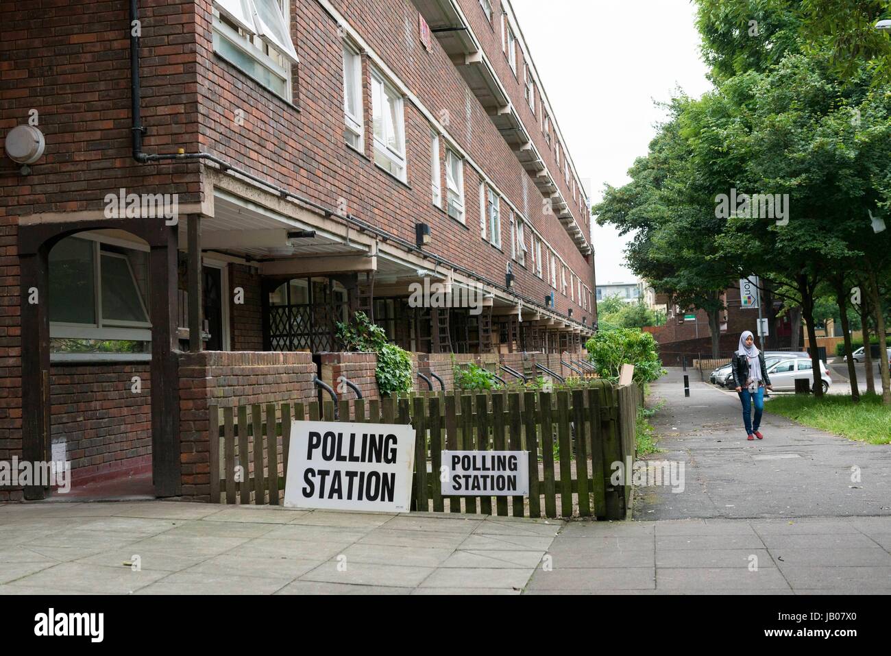 London, Royaume-Uni de Grande-Bretagne et d'Irlande du Nord. Le 08 juin, 2017. Une femme dans un bureau de vote de Islington. London, UK 08/06/2017 | Crédit dans le monde entier d'utilisation : dpa/Alamy Live News Banque D'Images