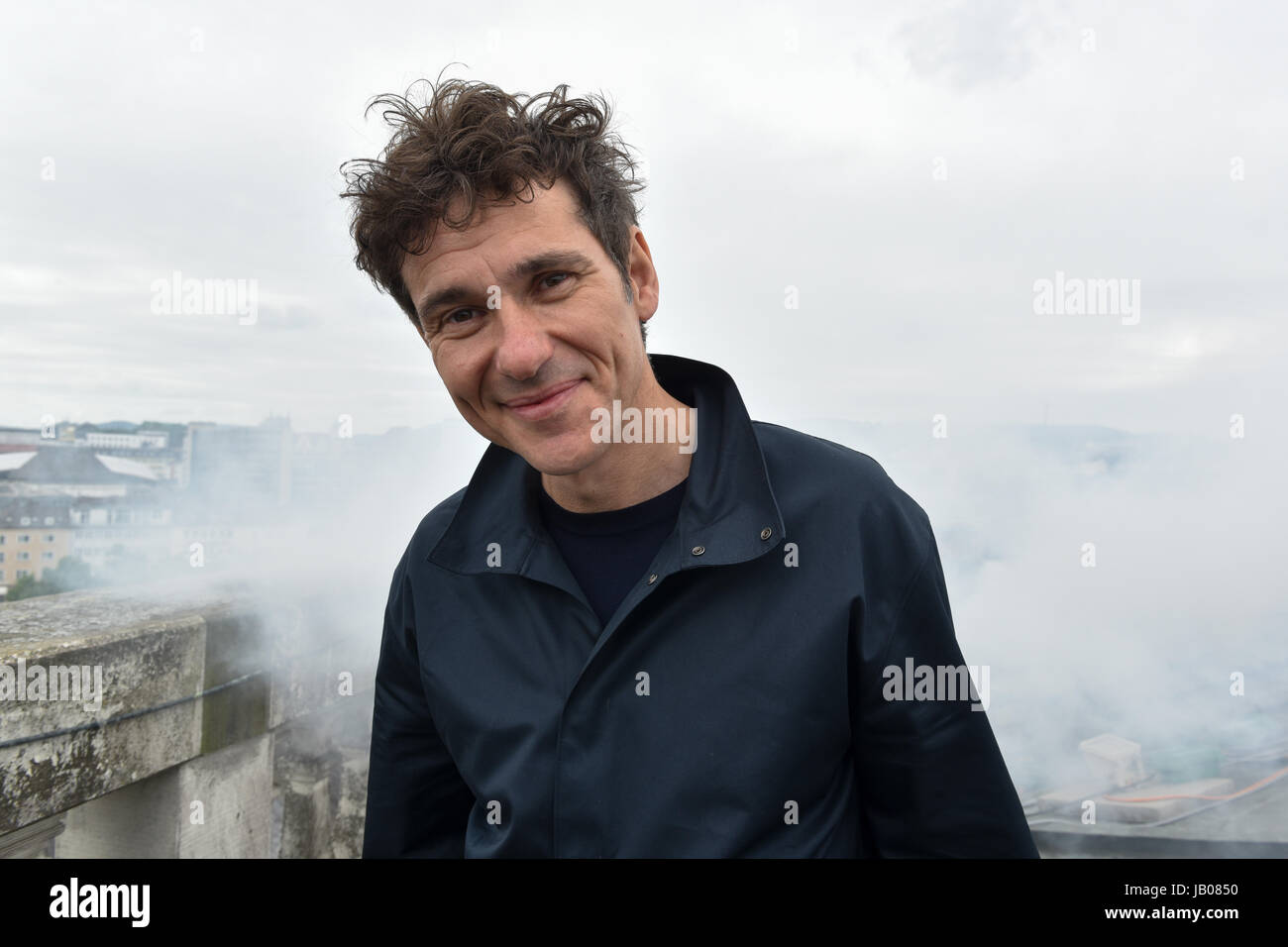 L'artiste Daniel Knorr debout dans la fumée de son installation 'Mouvement d'Expiration' sur l'Zwehrenturm tower à Kassel, Allemagne, le 8 juin 2017. La documenta 14 Exposition d'art ouvre officiellement ses portes le 10 juin 2017. Photo : Uwe Zucchi/dpa Banque D'Images