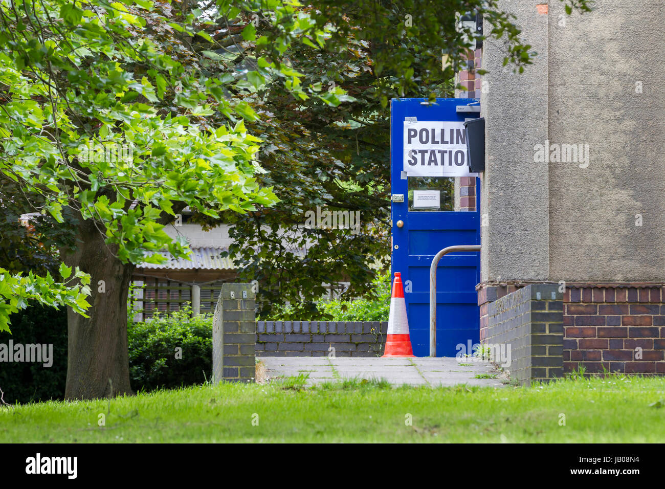 Northampton U.K.8e juin 2017. Un flux constant d'électeurs ce matin à Weston Favell Parish Hall, booth Lane South de scrutin pour les élections générales. Credit : Keith J Smith./Alamy Live News Banque D'Images