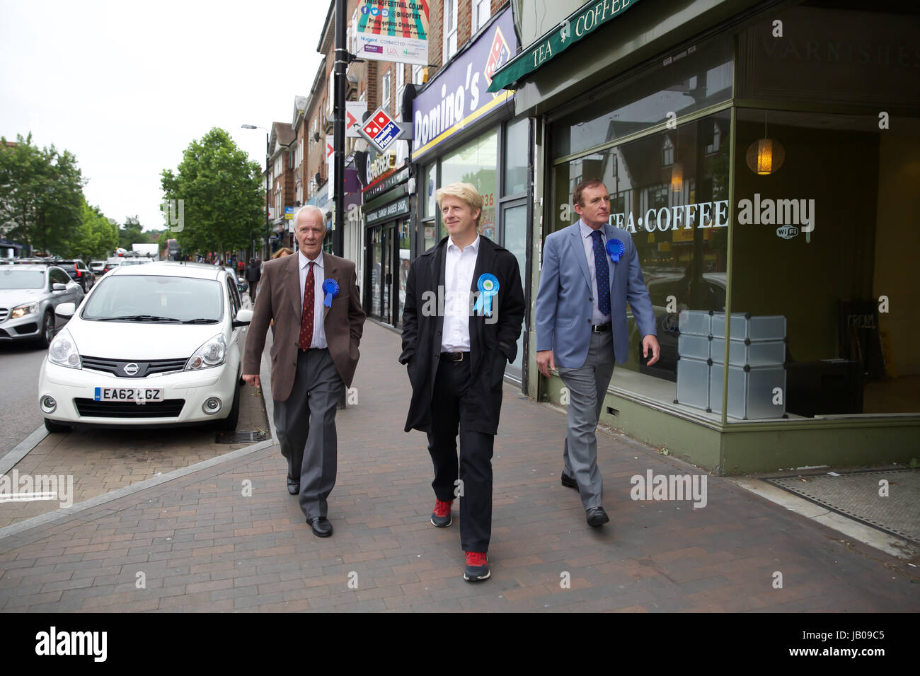 Orpington, UK. 8 juin, 2017. Jo Johnson MP, candidat conservateur visites Orpington High Street le jour de l'élection et les promenades le long court avec Graham et Mike Botting. Credit : Keith Larby/Alamy Live News Banque D'Images