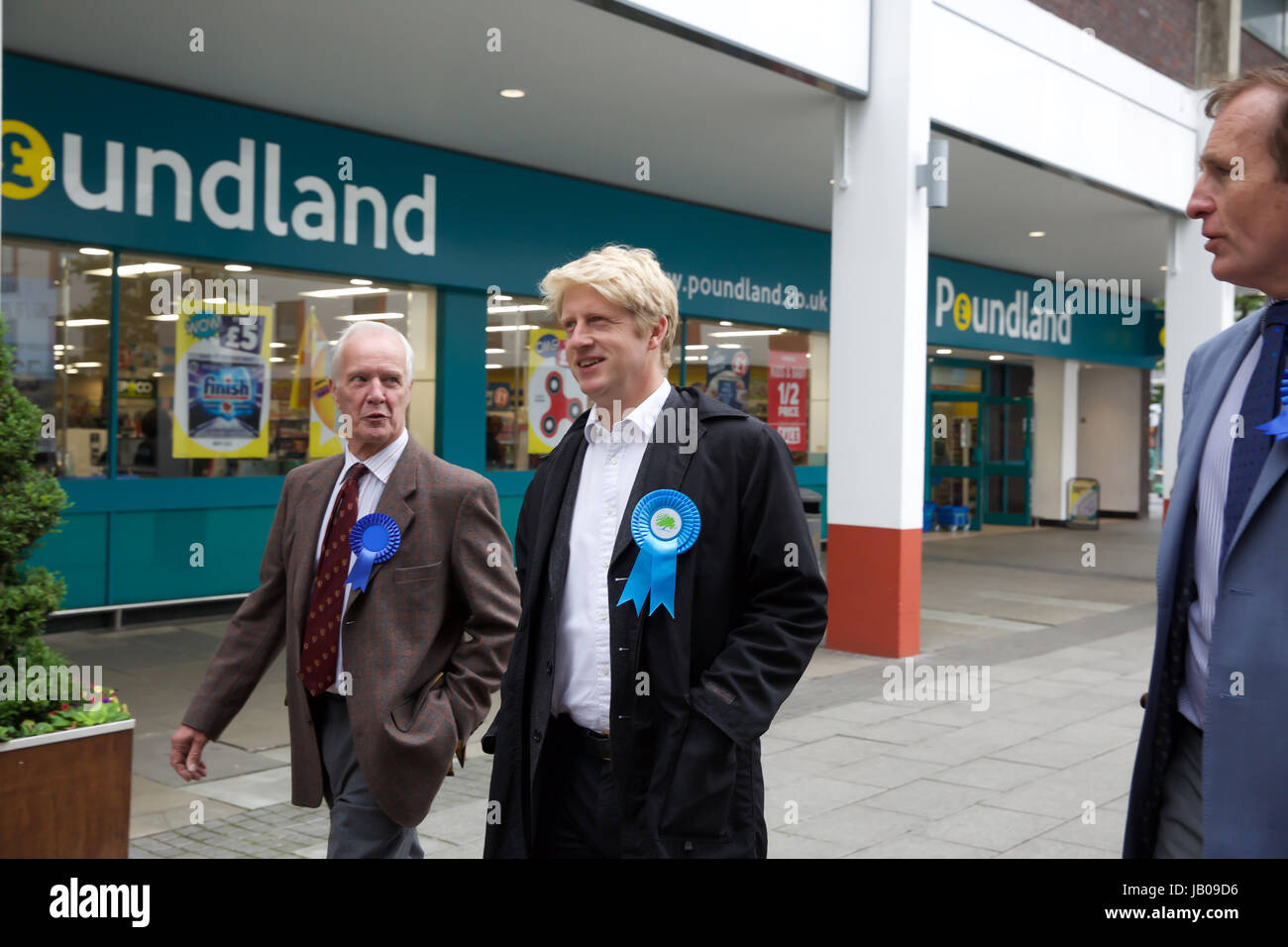 Orpington, UK. 8 juin, 2017. Jo Johnson MP, candidat conservateur visites Orpington High Street le jour de l'élection et les promenades le long court avec Graham et Mike Botting. Credit : Keith Larby/Alamy Live News Banque D'Images